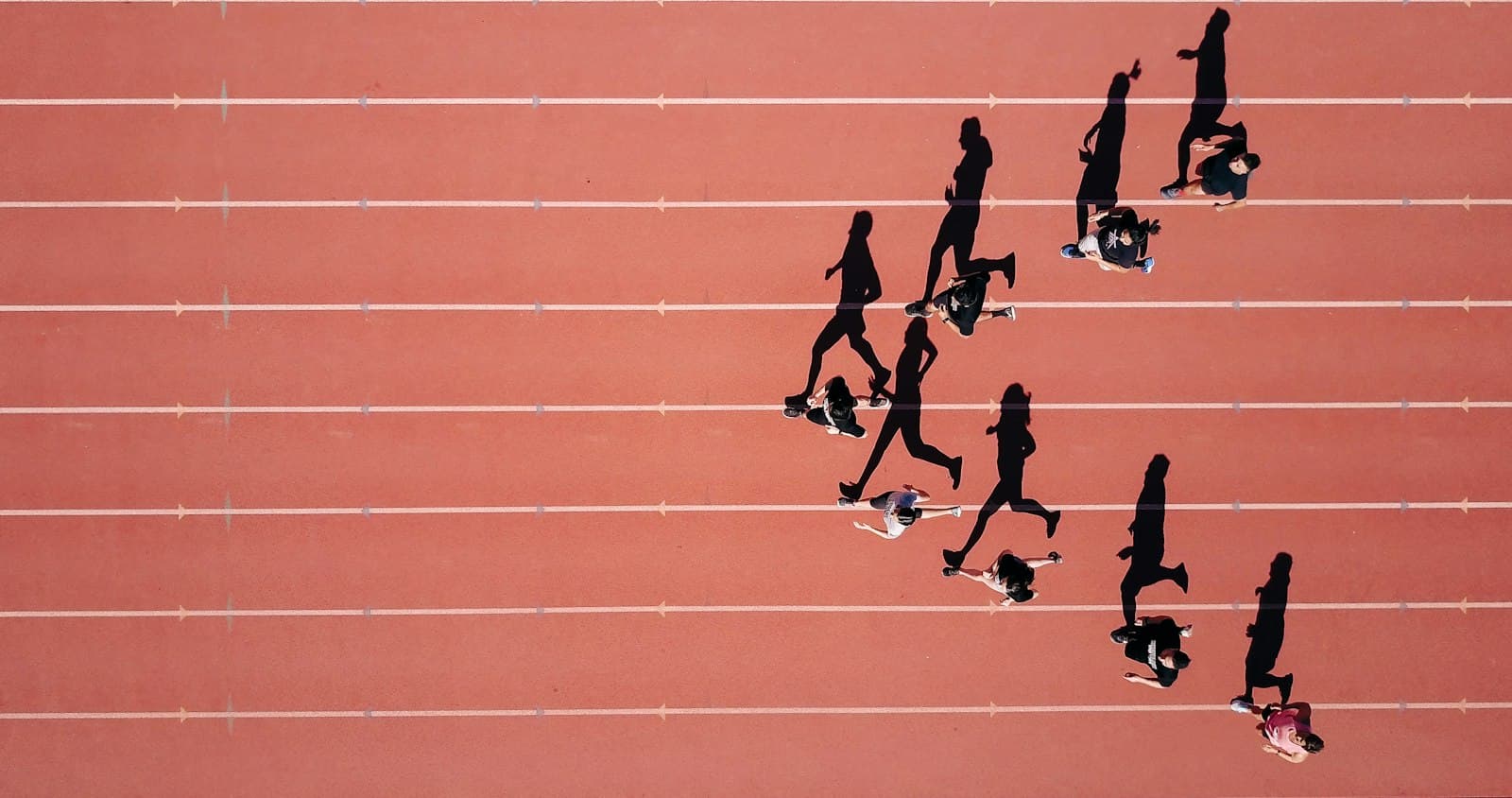 Beginner runner checking form cues during a steady outdoor run